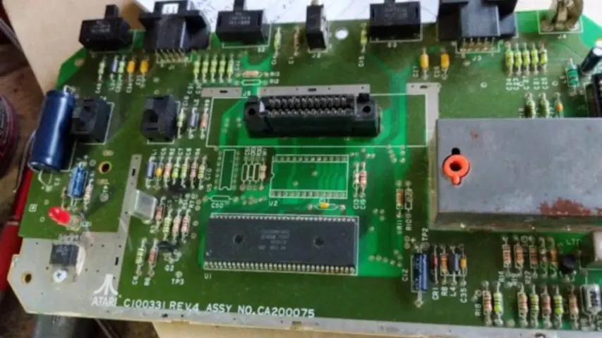 Atari 2600 Junior with the combo 6507, RIOT, and TIA chip. Atari 2600 Junior with the combo 6507, RIOT, and TIA chip.