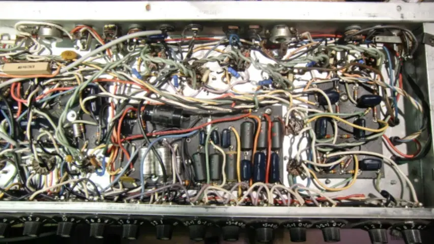 How older style amps where built. Could be easy or hard to service…depending on your point of view. How older style amps where built. Could be easy or hard to service…depending on your point of view.
