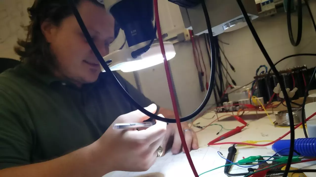 Figure 1: Stephen working on the SSPS. Trying to figure out why the transistors are getting hot with no load. Figure 1: Stephen working on the SSPS. Trying to figure out why the transistors are getting hot with no load.